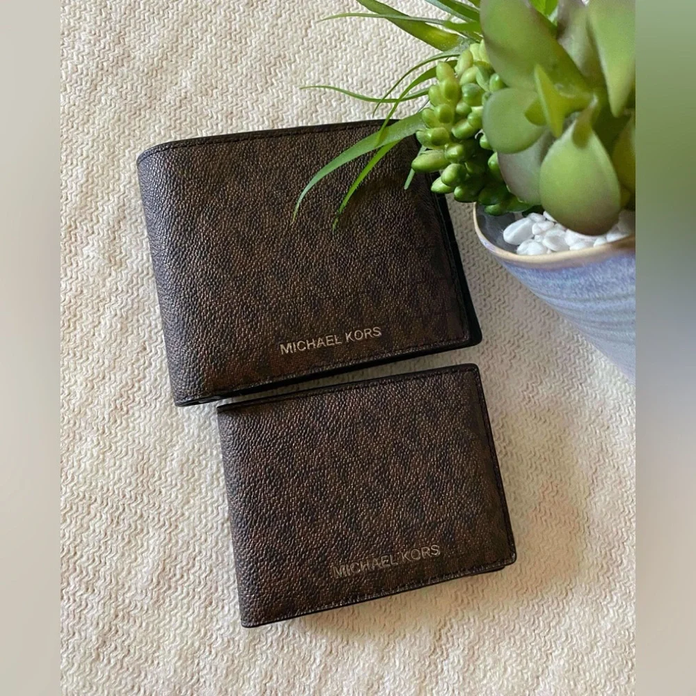 ✨🆕✨Brand New Michael Kors Billfold 3 in 1 Wallet